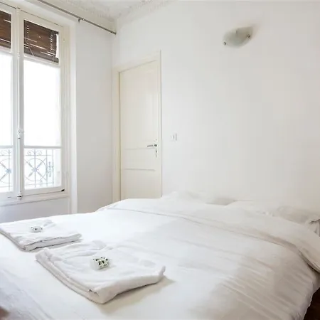 Charming - Champ De Mars